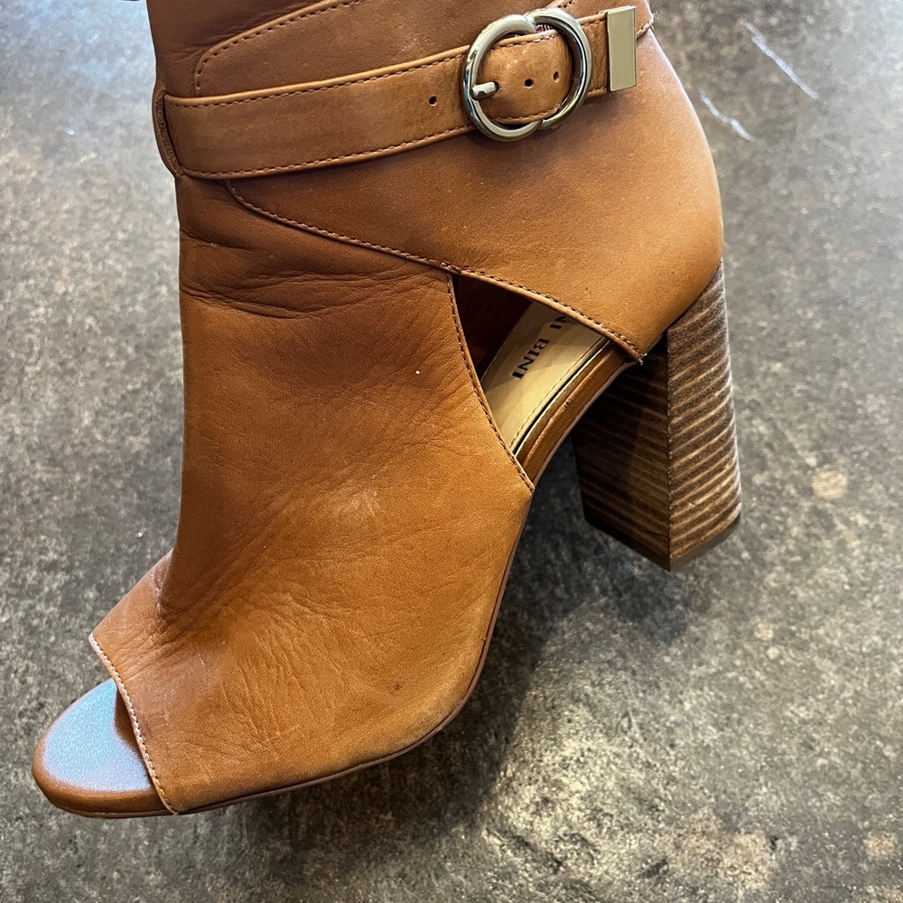 Gianni Bini tan brown peek toe high heel ankle boots size 9